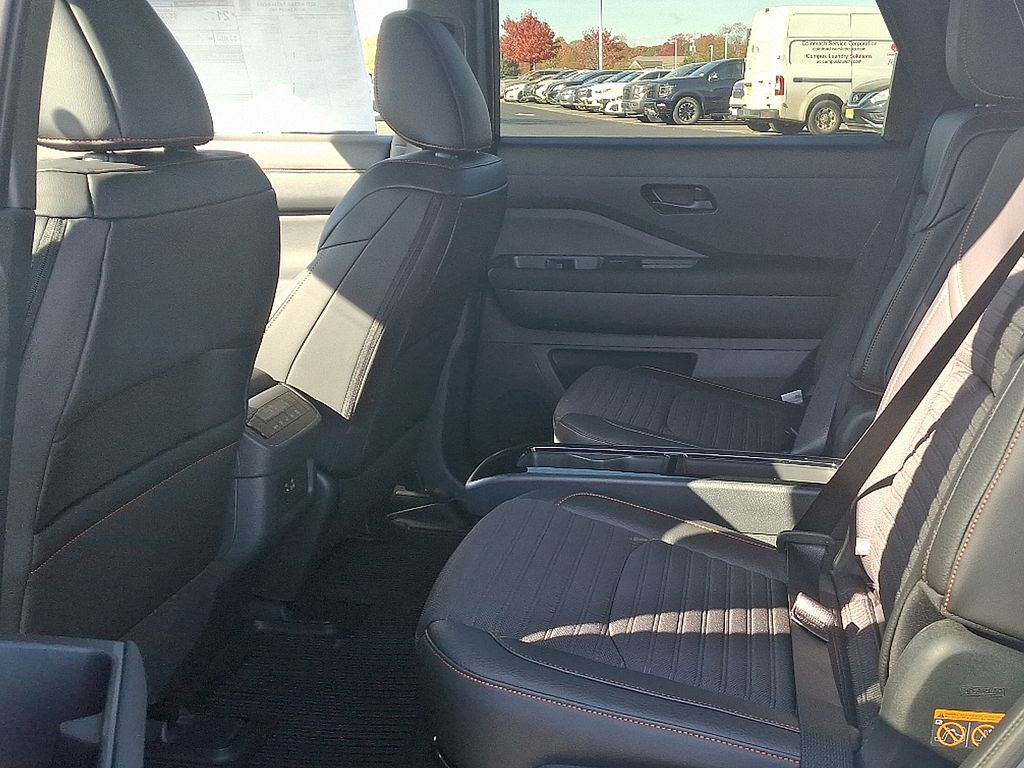 Thumbnail: 2025 Nissan Pathfinder - 8