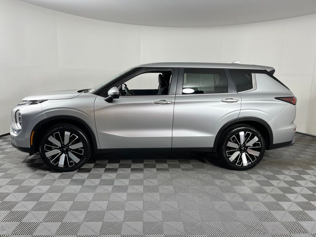 Thumbnail: 2025 Mitsubishi Outlander - 4