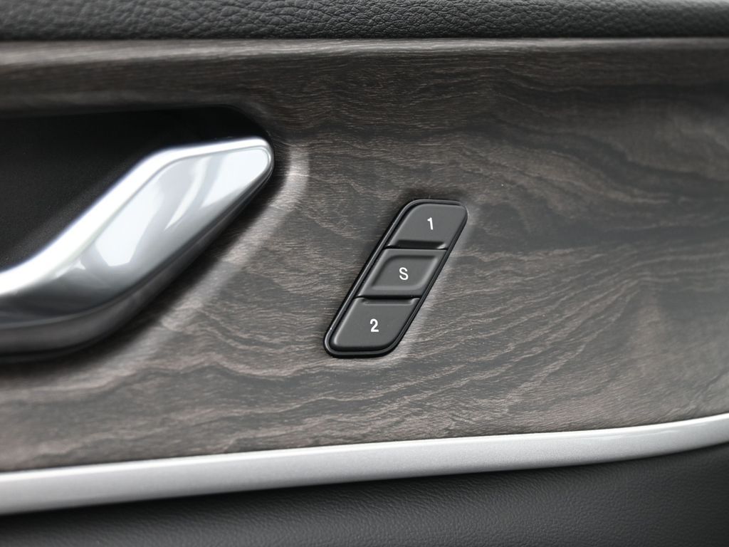 New 2026 Diamond Black Crystal Pearlcoat Jeep Limited image 17