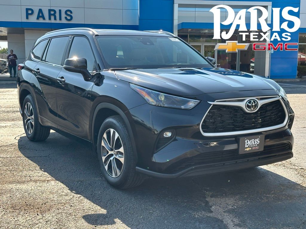 Midnight Black Metallic 2025 Toyota Highlander XLE FWD SUV / Crossover Front-Wheel Drive 8-Speed Automatic