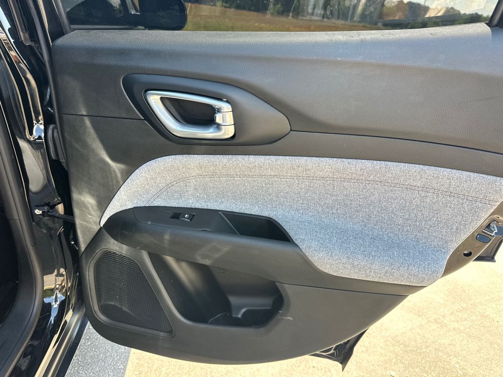 Used 2023 Black Jeep Latitude Lux image 16