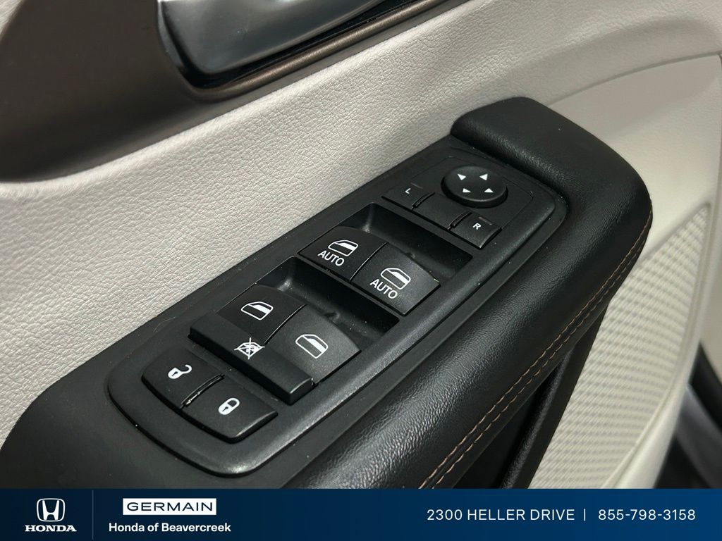 Used 2018 Gray Chrysler Touring L image 18