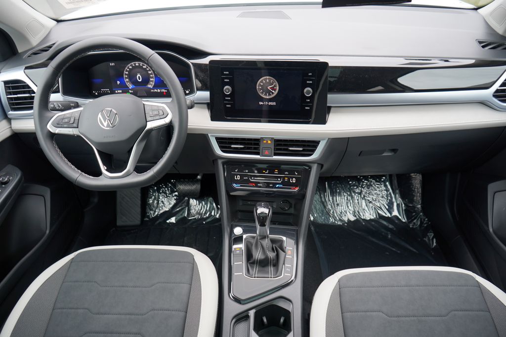 2025 Volkswagen Taos SE 11