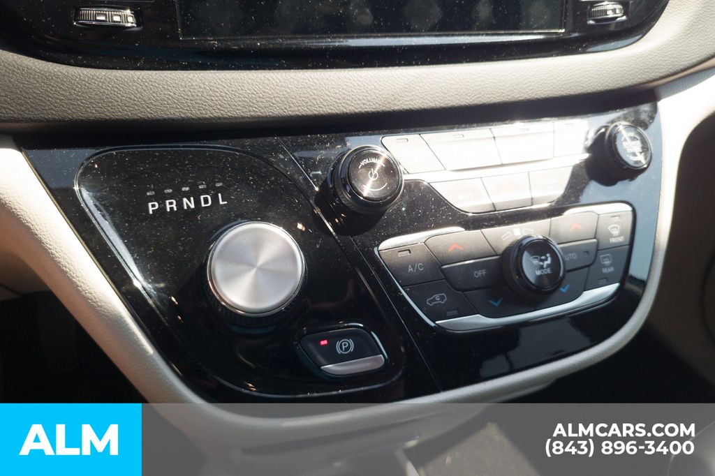Used 2024 Silver Chrysler Touring L image 14