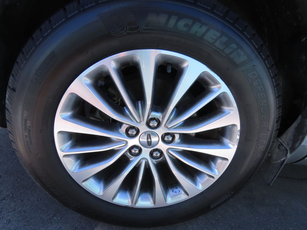 Thumbnail: 2017 Lincoln MKX - 17
