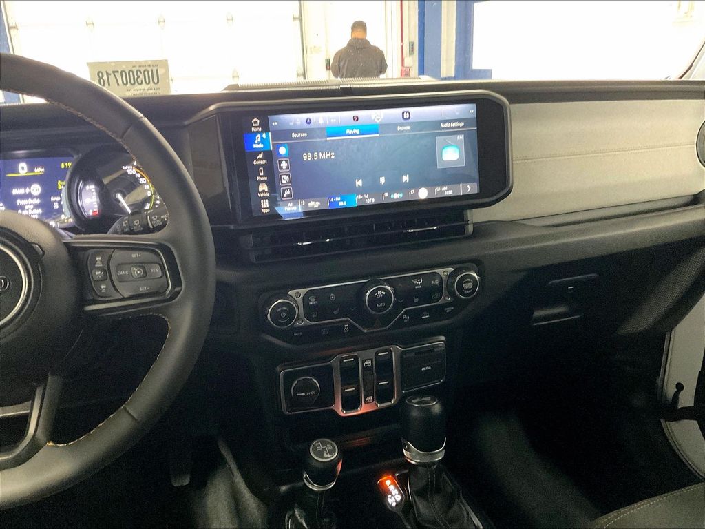 2024 Jeep Wrangler — photo 18