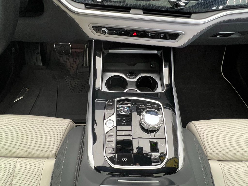 Thumbnail: 2025 BMW X7 - 12
