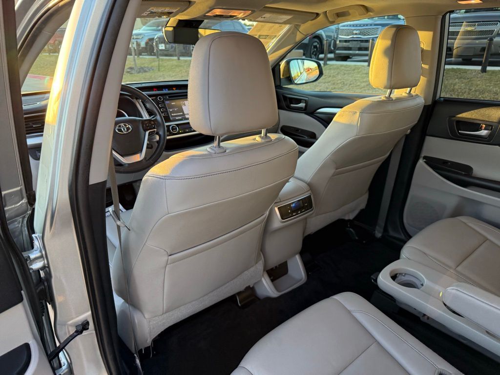 Thumbnail: 2019 Toyota Highlander - 22