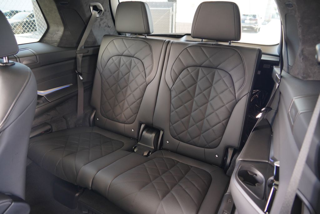 Thumbnail: 2027 BMW X7 - 20