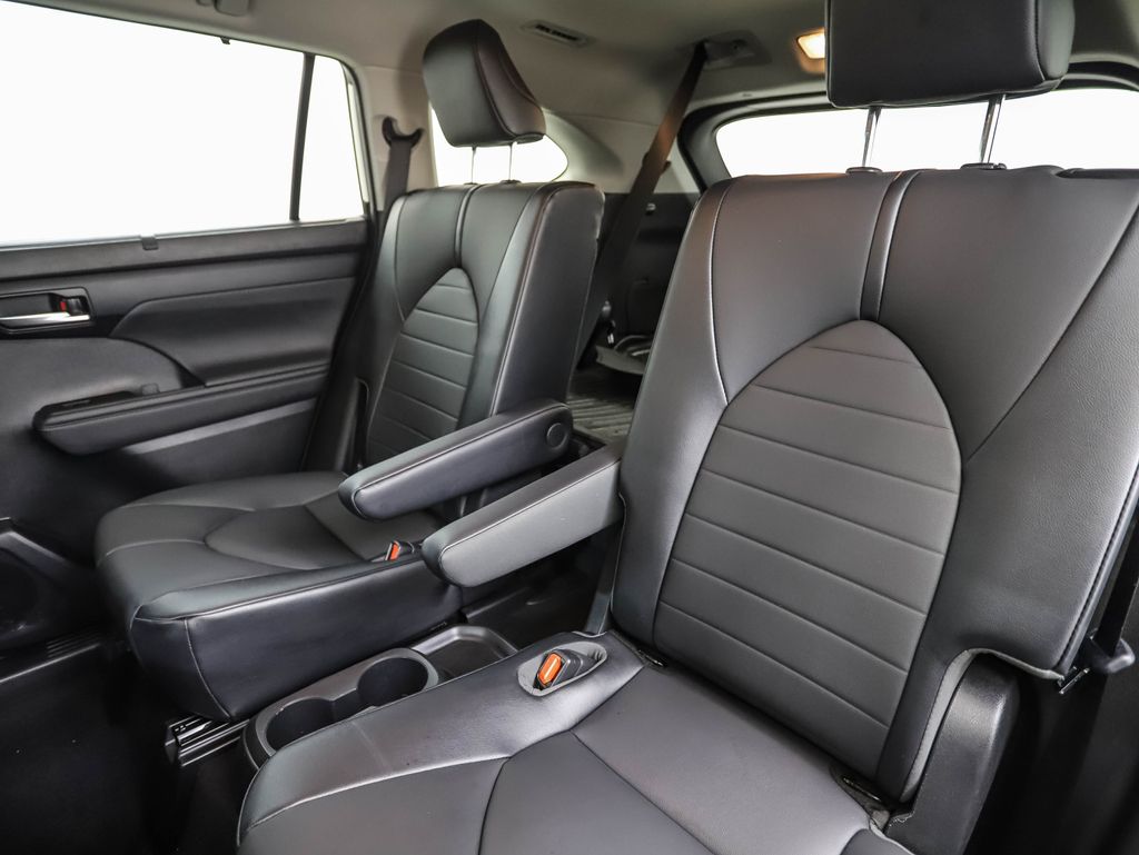 2021 Toyota Highlander XLE 21