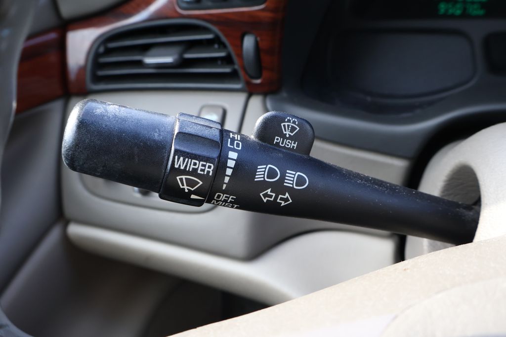 2001 Cadillac DeVille Base 23
