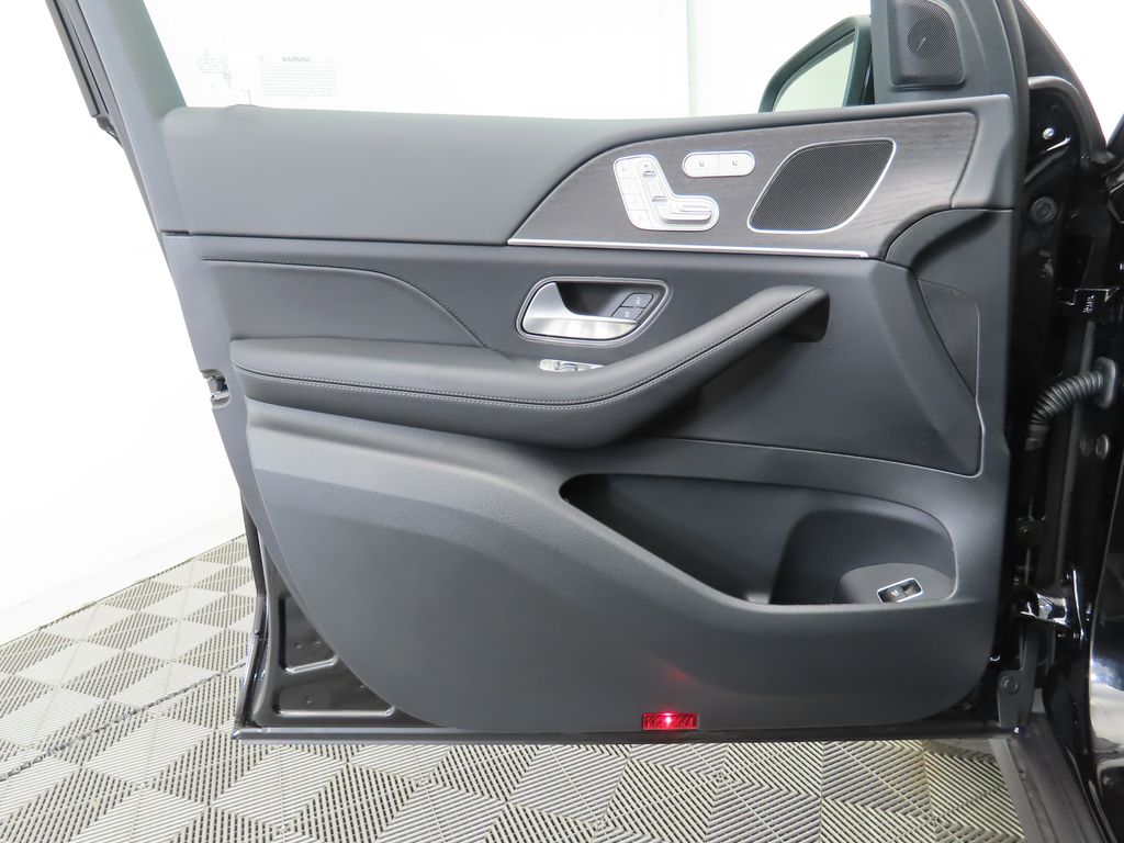 Thumbnail: 2026 Mercedes-Benz GLE - 26