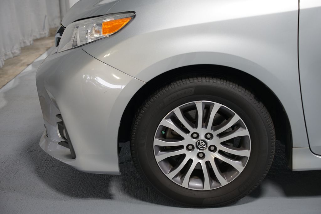 Thumbnail: 2020 Toyota Sienna - 5