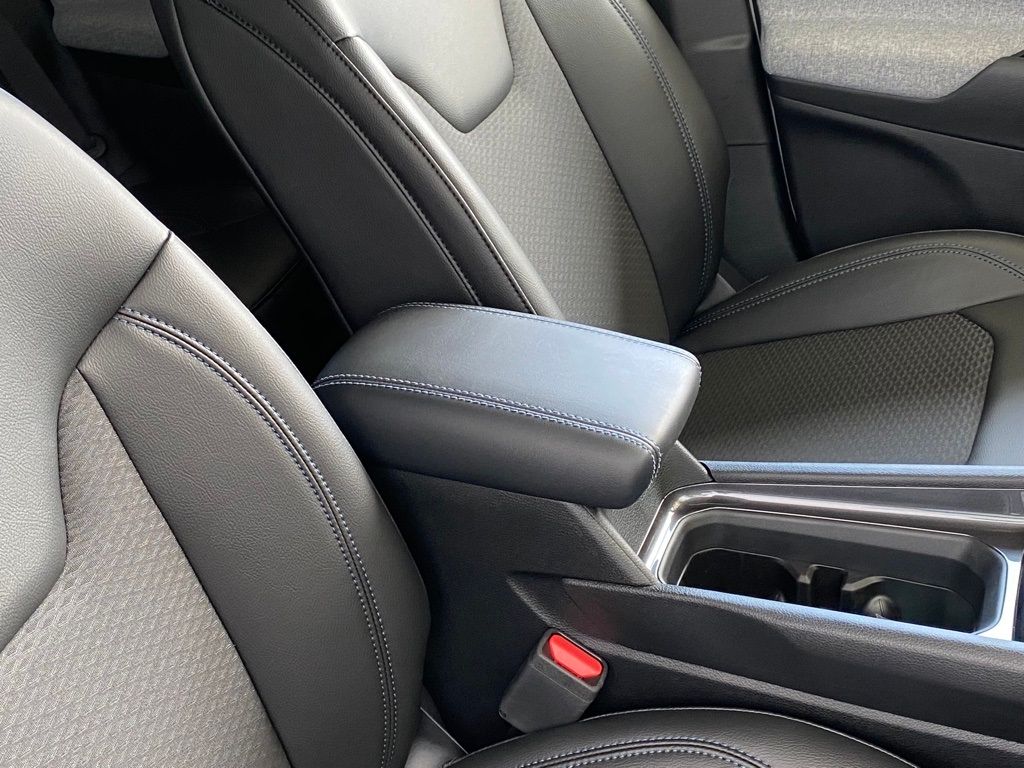 New 2022 Bright White Clearcoat Jeep Latitude image 20