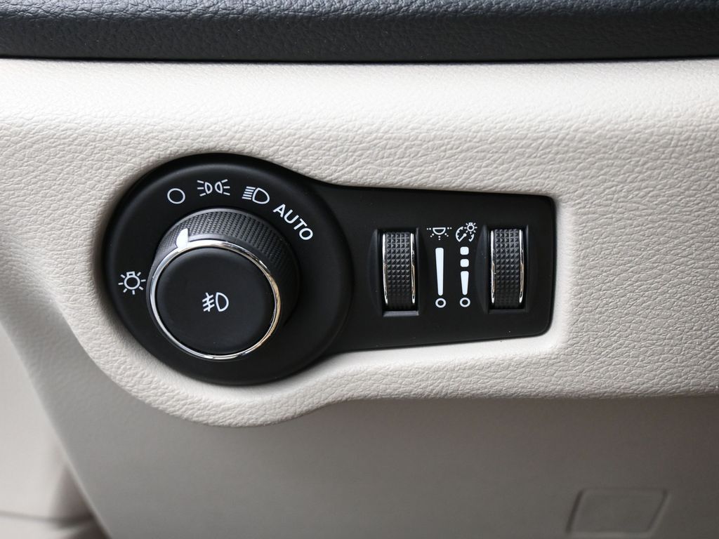 Used 2024 Bright White Clearcoat Chrysler Select image 16