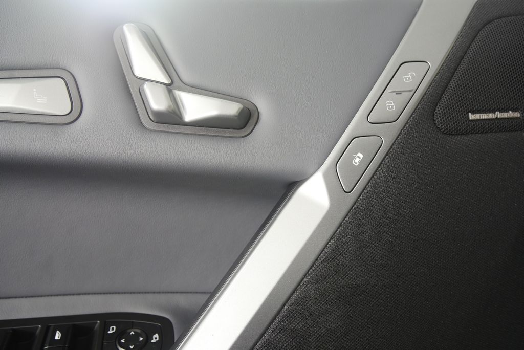 Thumbnail: 2026 BMW iX - 10