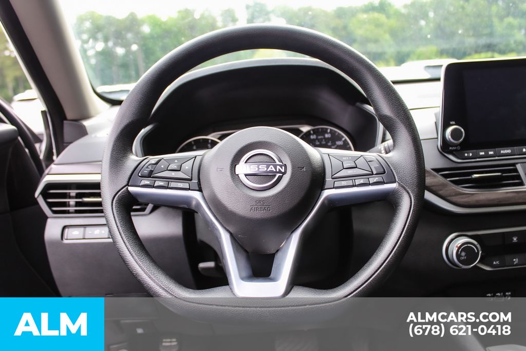 Used 2025 White Nissan 2.5 SV image 17