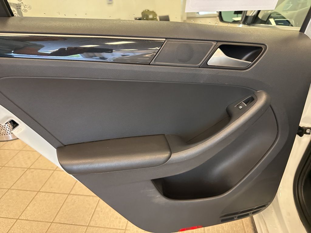 2017 Volkswagen Jetta 1.8T SEL photo 14