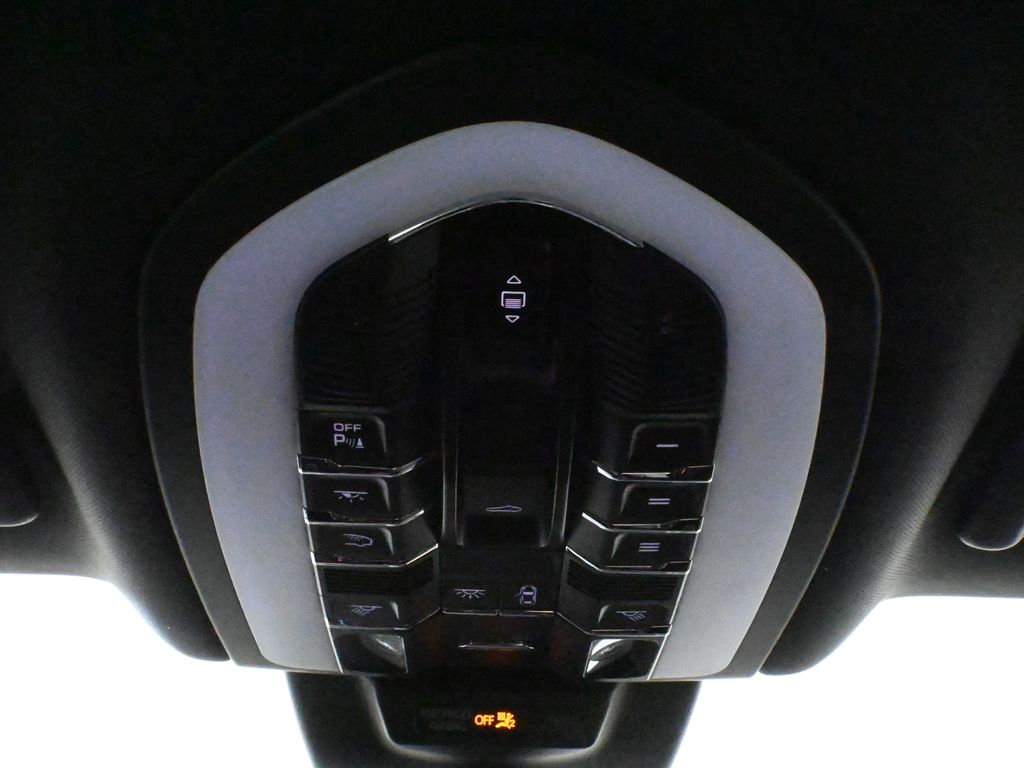 Thumbnail: 2025 Porsche Macan - 22