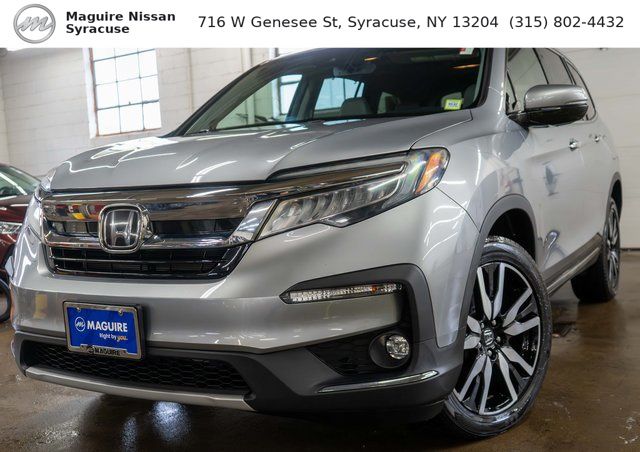 2020 Honda Pilot Touring AWD with Rear Captain's Chairs