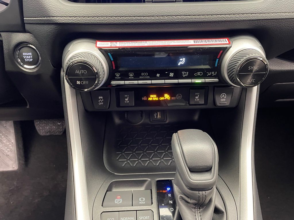 2025 Toyota RAV4 XLE 26