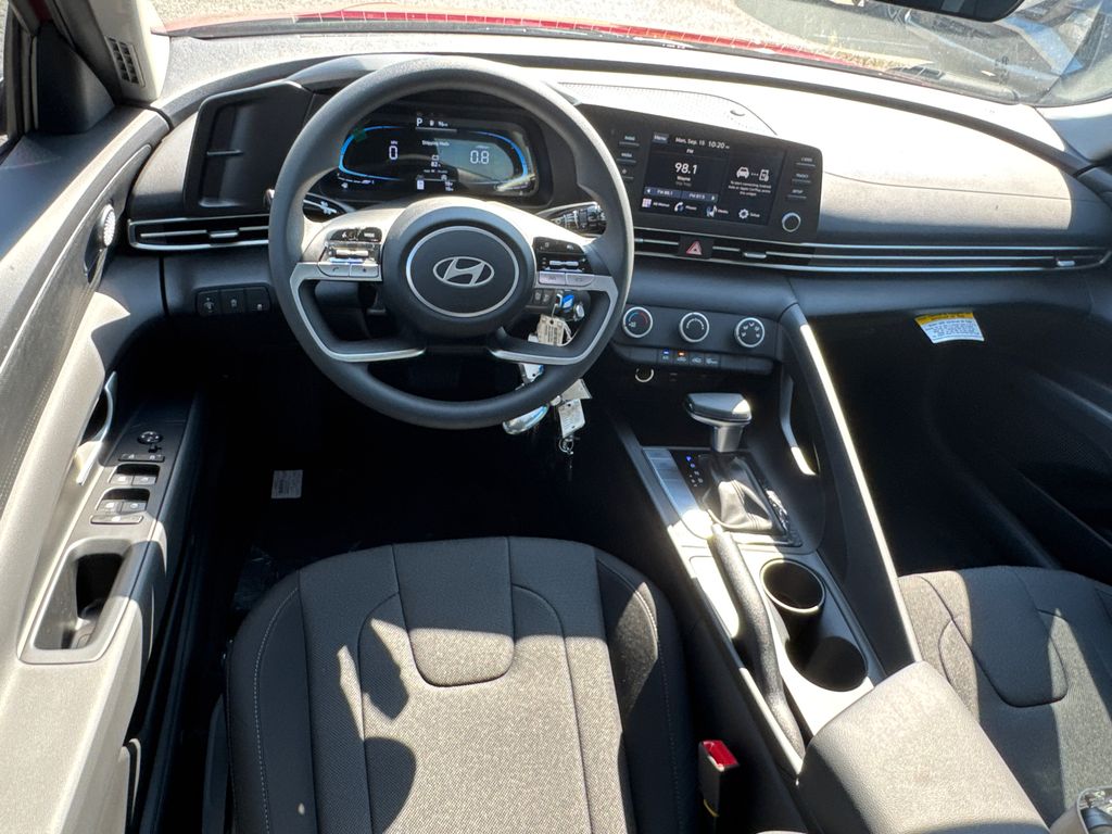 2025 Hyundai Elantra SE photo 11