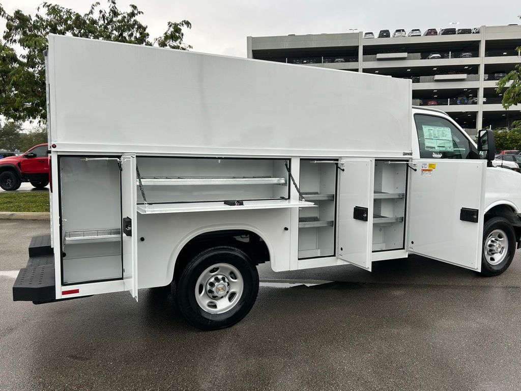 New 2025 Summit White Chevrolet Work Van image 23