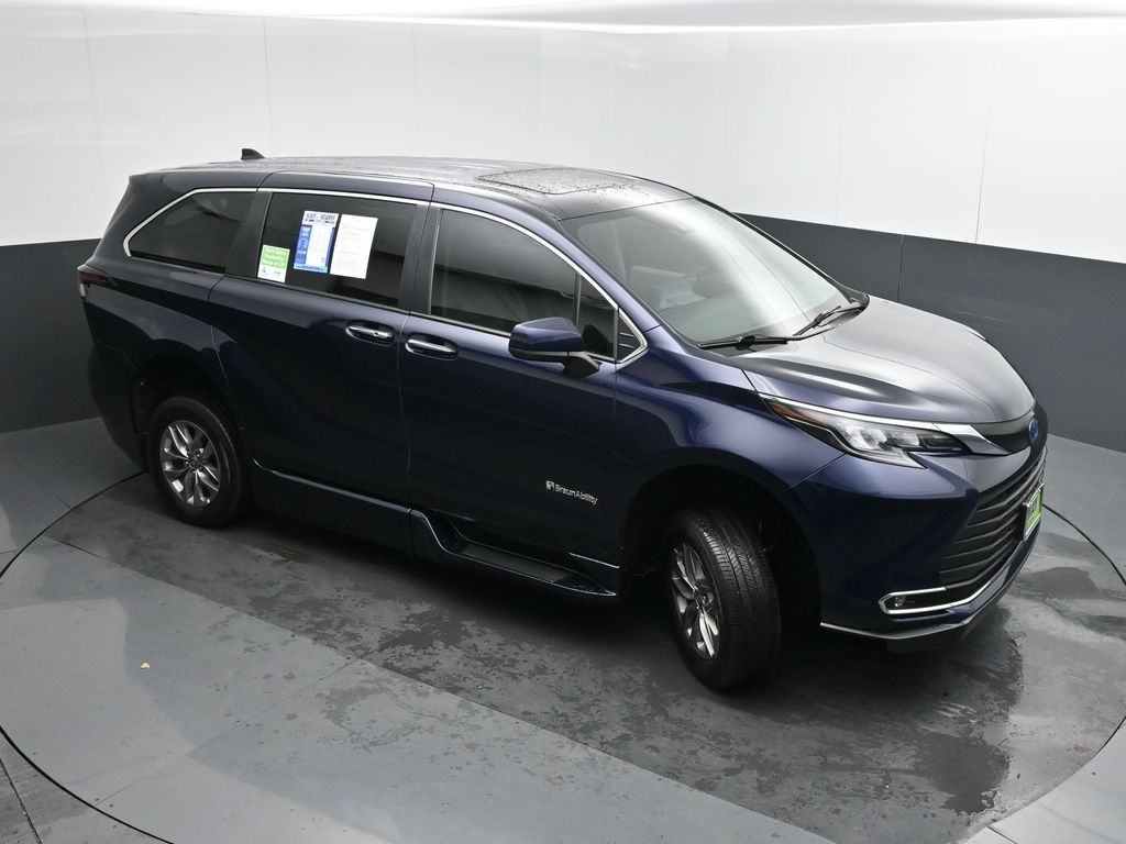 2024 Toyota Sienna XLE