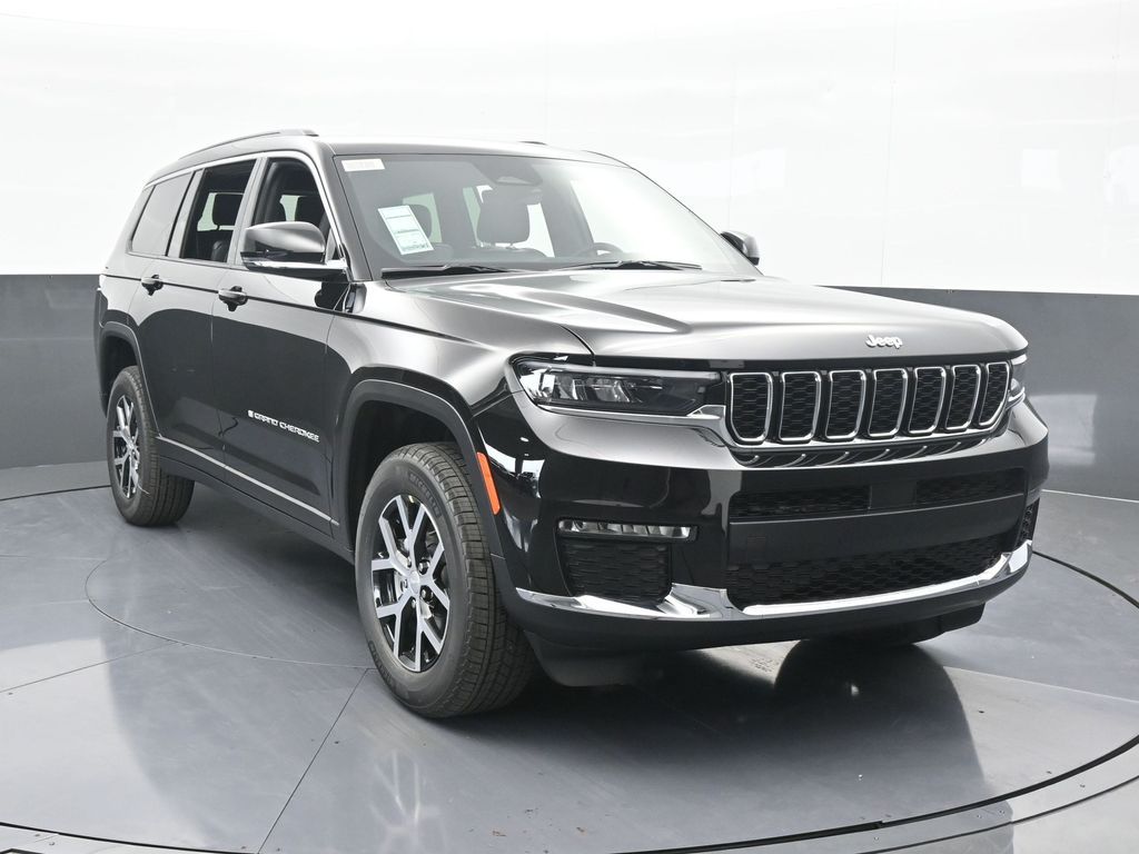 Used 2025 Diamond Black Crystal Pearlcoat Jeep Limited image 9