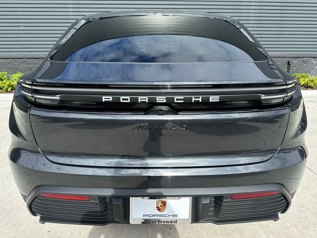 2025 Porsche Macan T 11