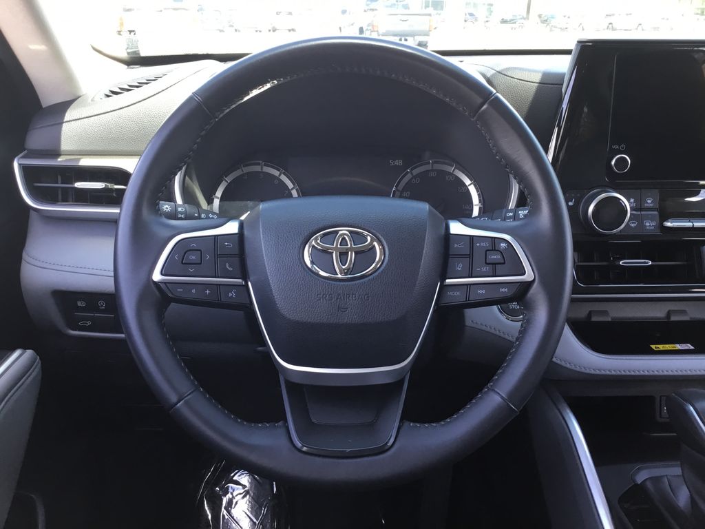 Thumbnail: 2023 Toyota Highlander - 18