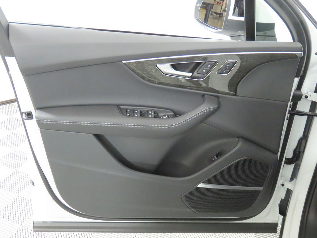 Thumbnail: 2026 Audi Q7 - 26