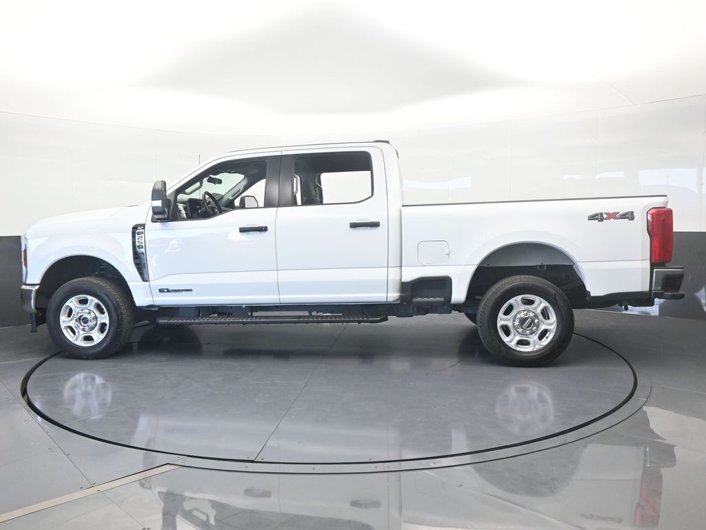 Used 2025 Oxford White Ford XLT image 3