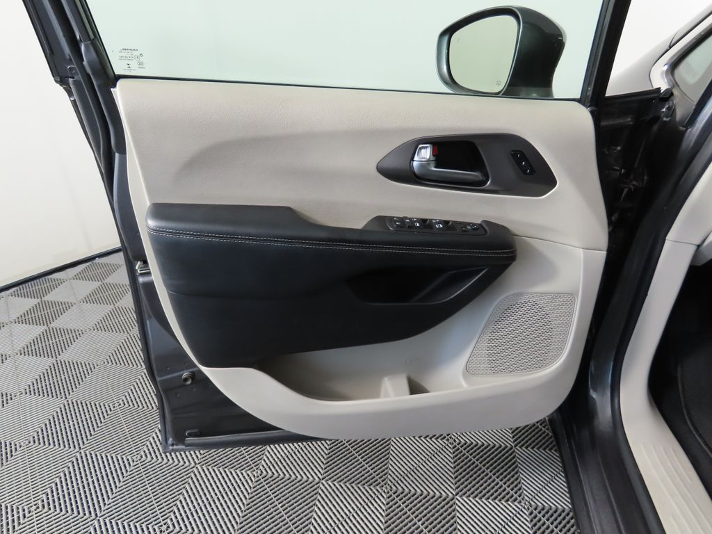 2022 Chrysler Pacifica Touring L 25