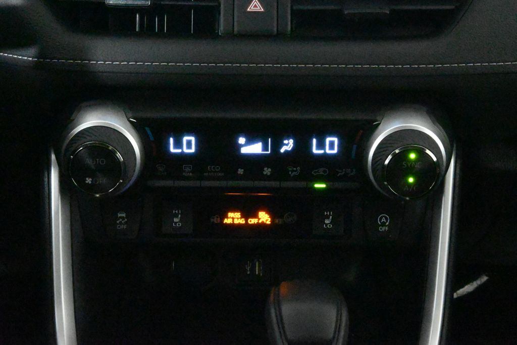 2023 Toyota RAV4 XLE 23