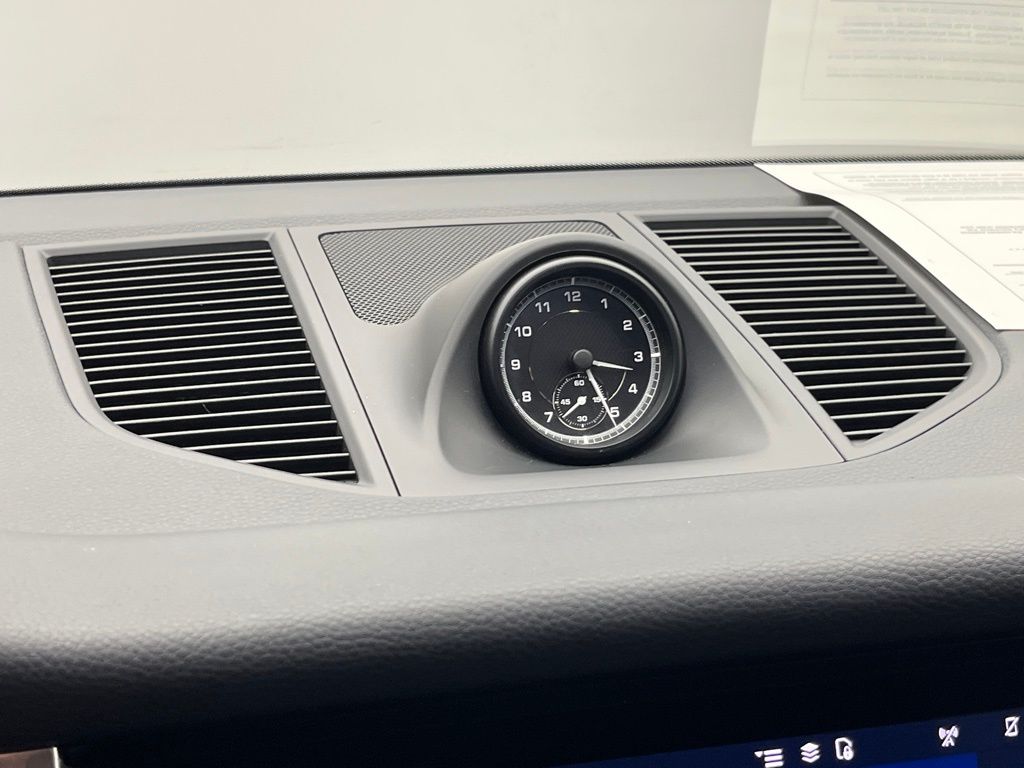 Thumbnail: 2025 Porsche Macan - 22