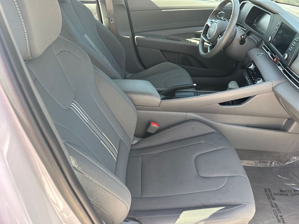 Used 2025 White Hyundai SEL Sport image 13