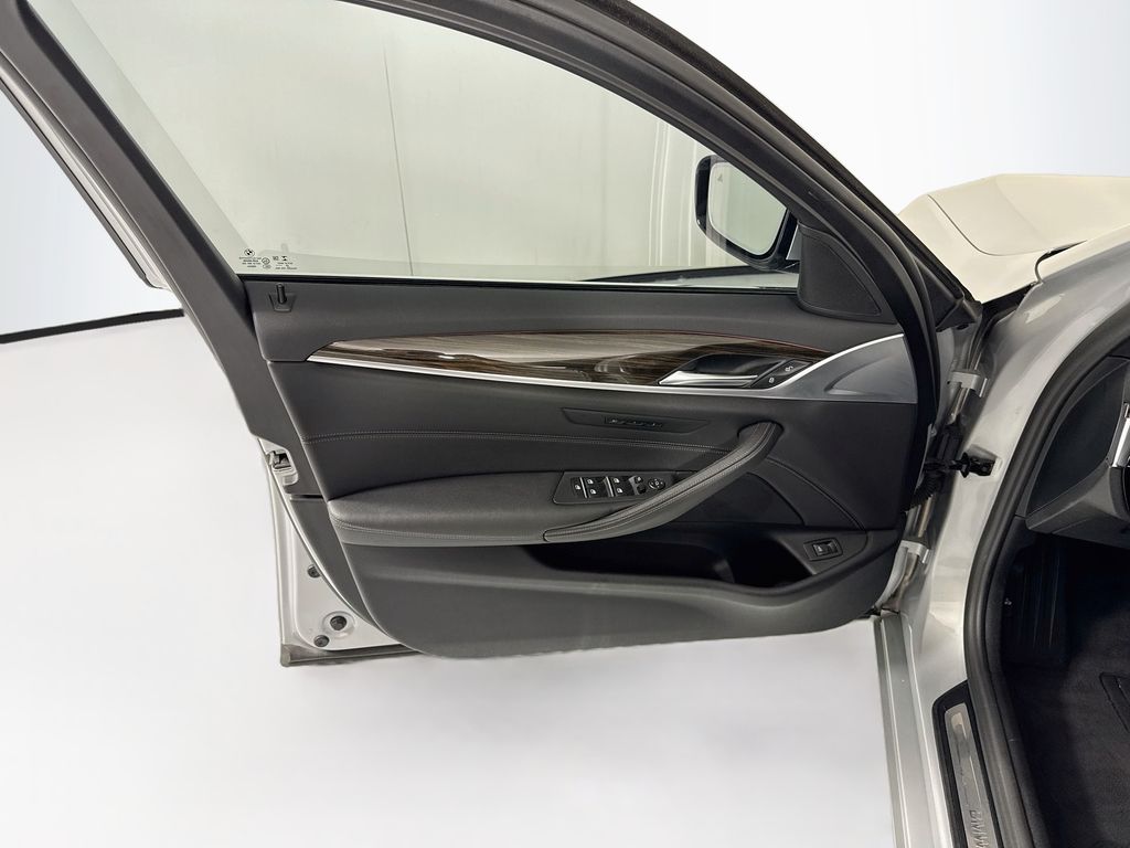 Thumbnail: 2021 BMW 5 Series - 24