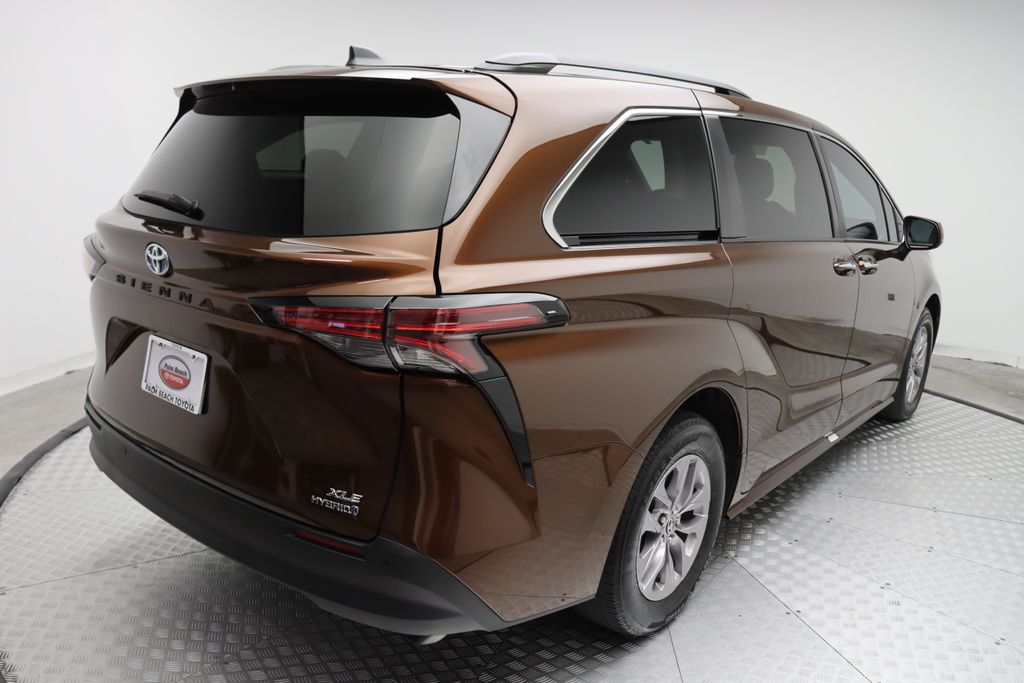 2022 Toyota Sienna XLE 8