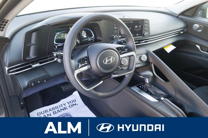 2025 Hyundai Elantra SE photo 12