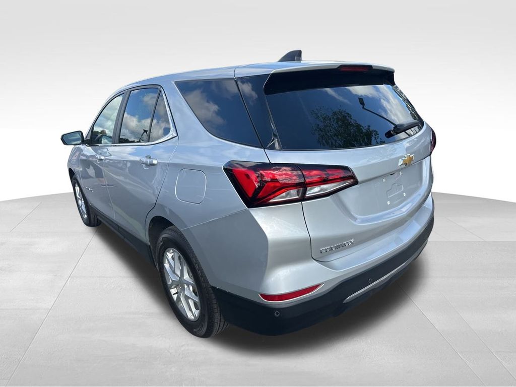 2022 Silver Ice Metallic Chevrolet Equinox LT FWD SUV