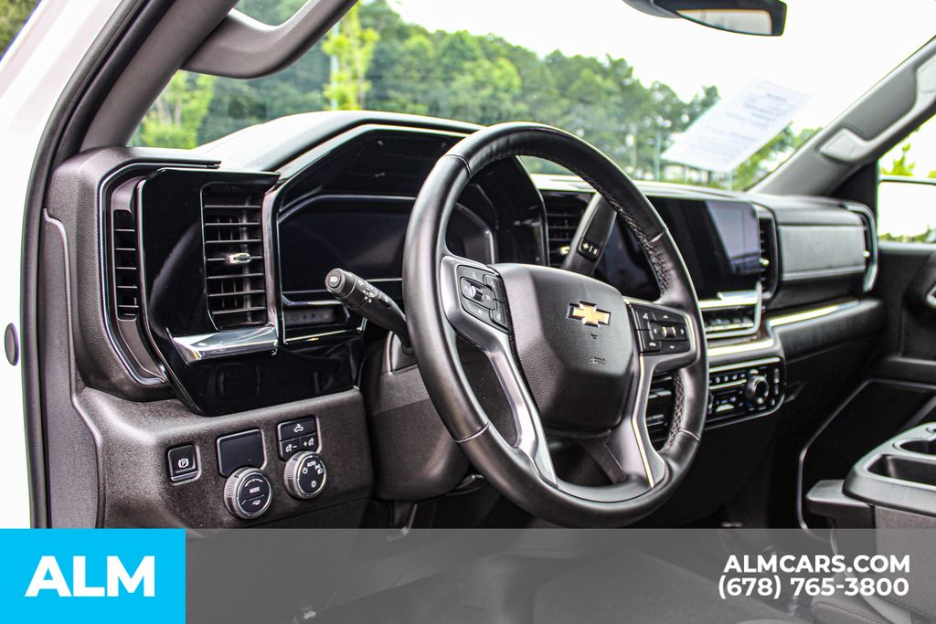 Used 2025 White Chevrolet LT image 22