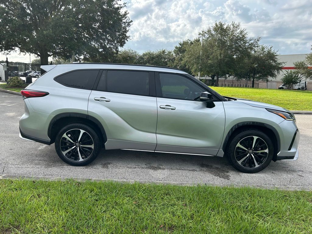Thumbnail: 2022 Toyota Highlander - 6