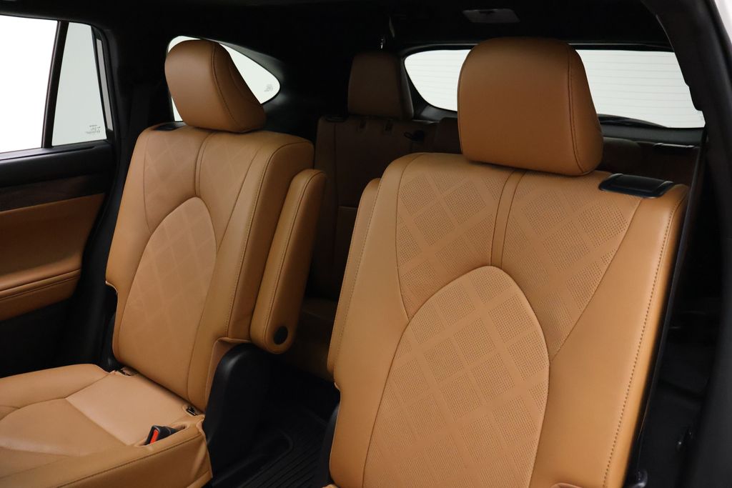 Thumbnail: 2023 Toyota Highlander - 18