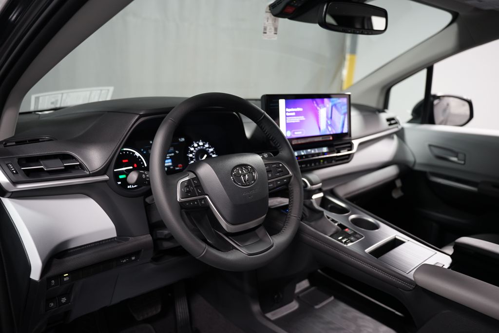 2025 Toyota Sienna XLE 11