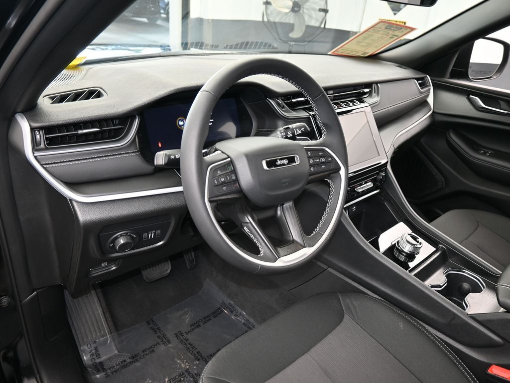 Used 2025 Diamond Black Crystal Pearlcoat Jeep Laredo image 10