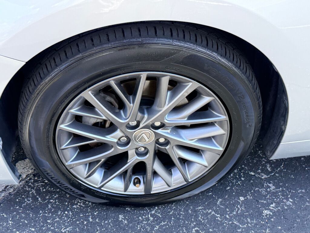 Thumbnail: 2018 Lexus ES - 16