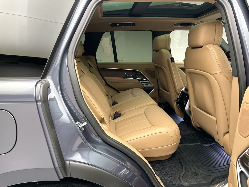 2025 Land Rover Range Rover SE 6