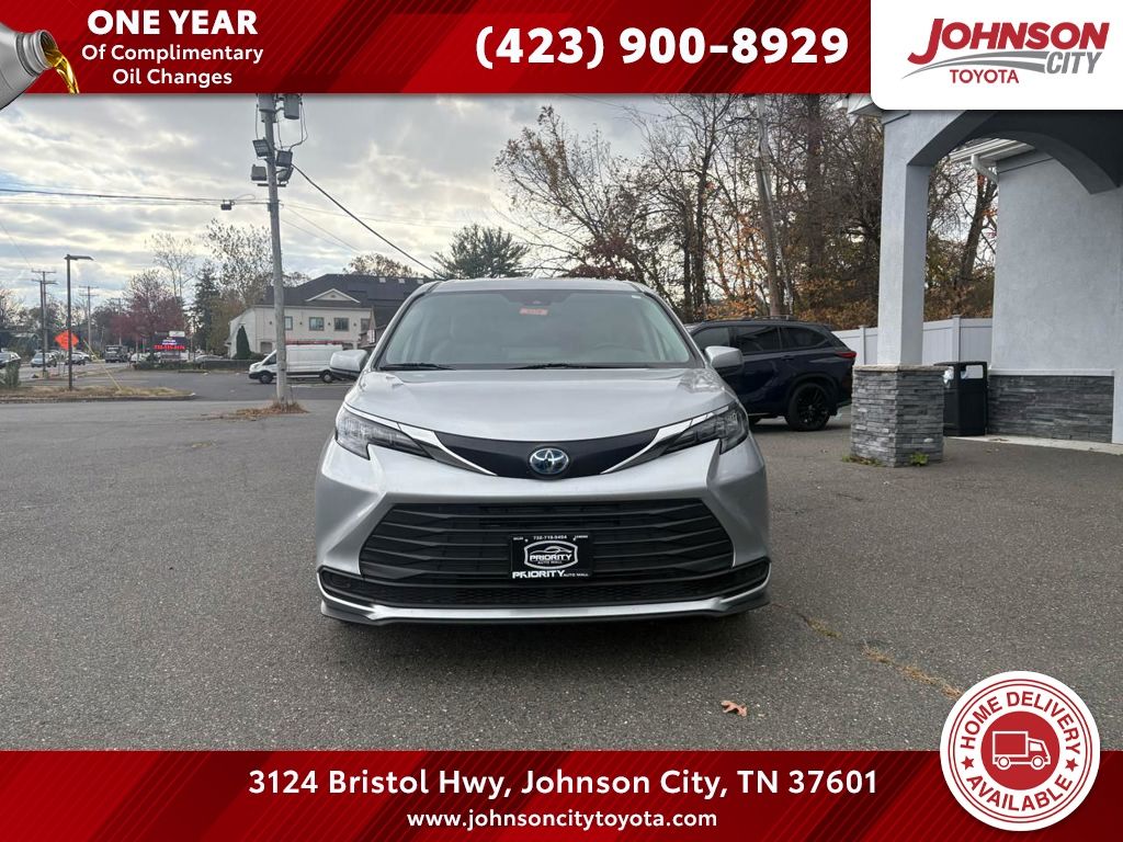 Celestial Silver Metallic 2024 Toyota Sienna LE 8-Passenger FWD Minivan Front-Wheel Drive Continuously Variable Transmission
