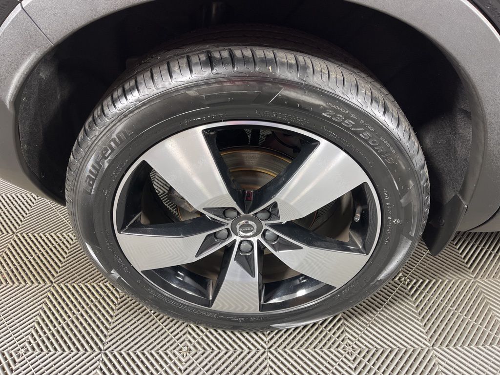 Thumbnail: 2022 Volvo XC40 - 17